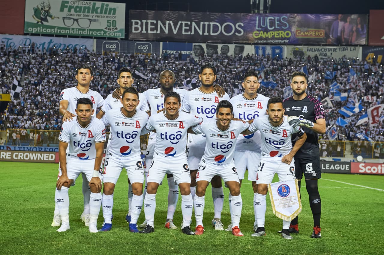 Los locales iniciaron con García, Larín, Jiménez, Orellana, Clavel, Monterroza, Jacobo, Ponce, Portillo, Cerén y Blanco.