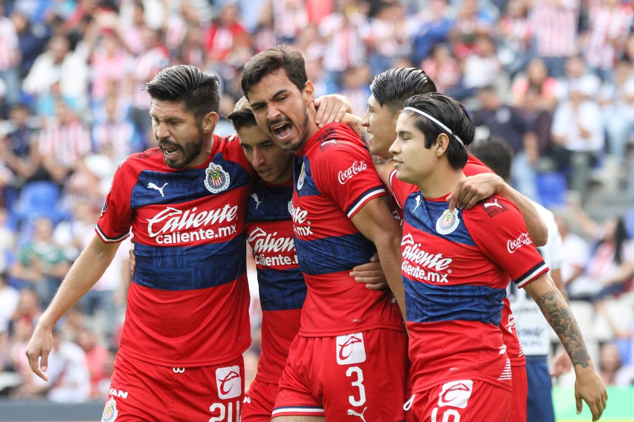 Chivas en la celebración de su primer gol anotado por Oswaldo Alanís.