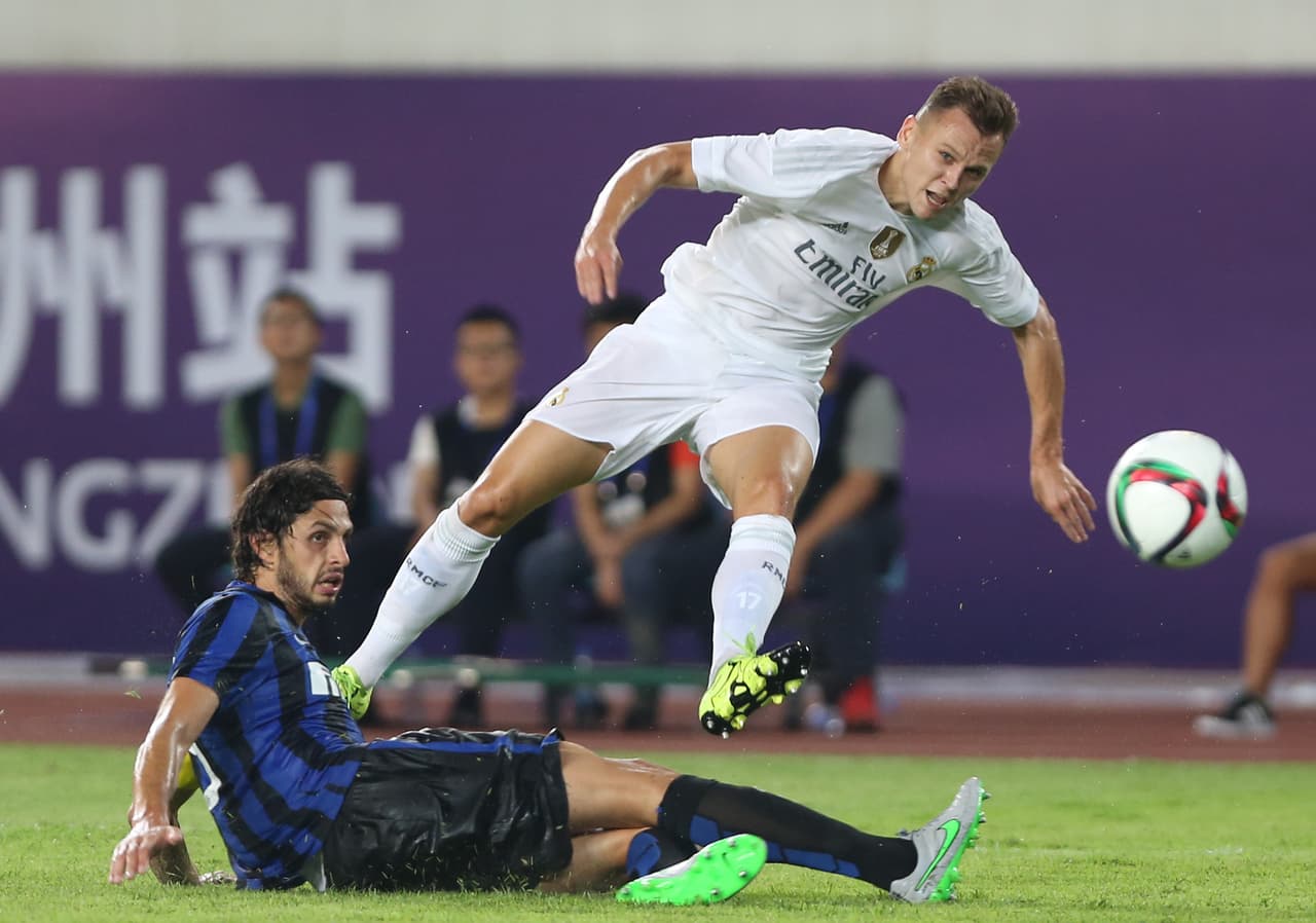 Denis Cheryshev estaría muy cerca de abandonar al Real Madrid por otro nuevo equipo en la Liga española donde pueda seguir acumulando minutos de juego. El mediocampista ruso sería prestado al Valencia tras saber que no cuenta con la confianza de Rafa Benítez.