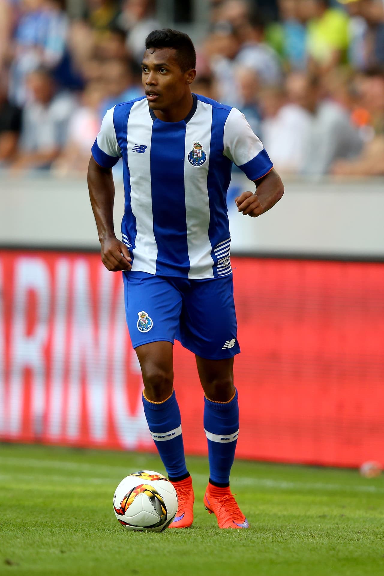 Alex Sandro es nuevo jugador de la Juventus, llega procedente de Porto por 26 millones de euros. El ex jugador de los Dragones de Oporto dejó la liga lusa para incorporarse a la Serie A donde será dueño de la lateral izquierda de la ‘Vecchia Signora’.