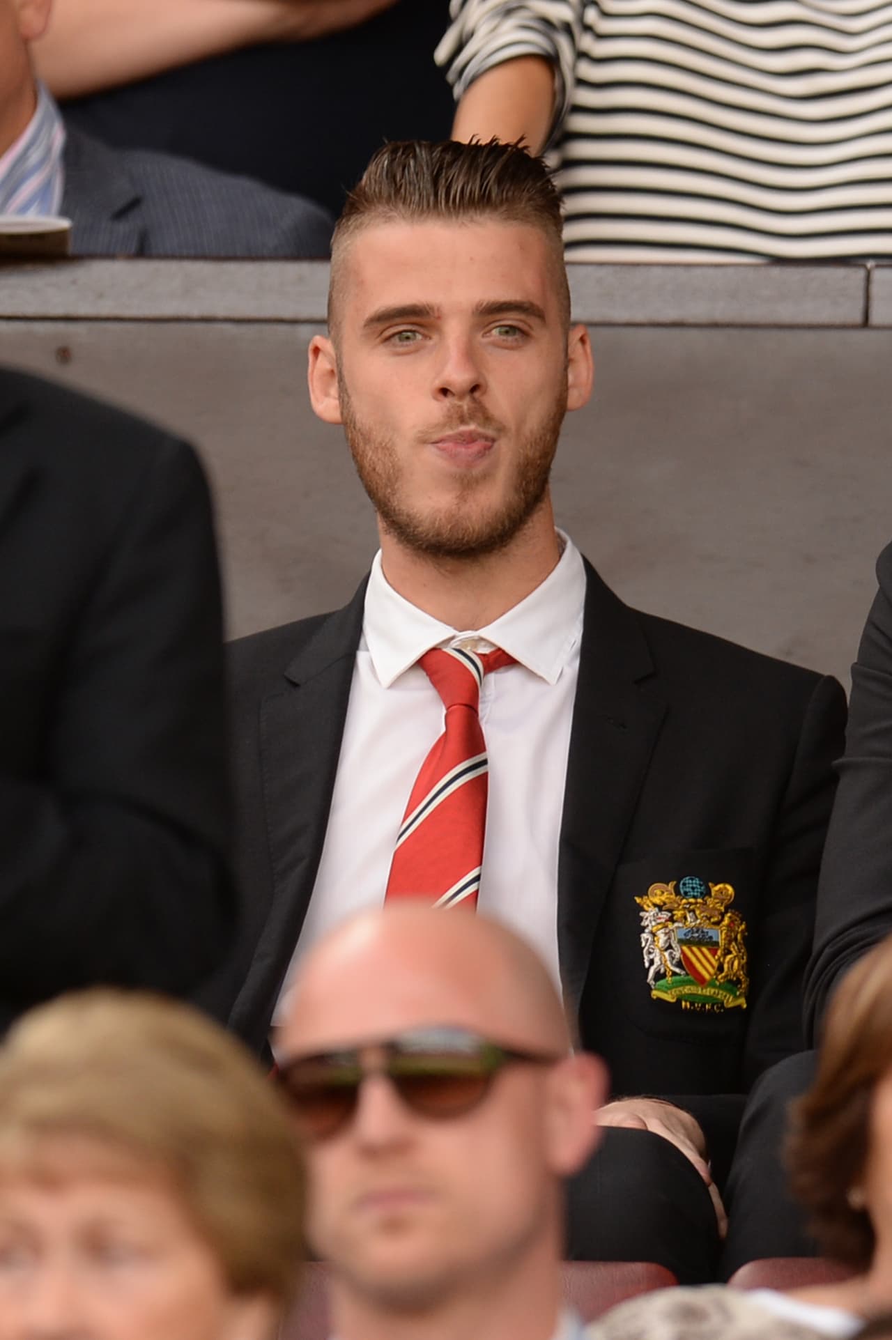 La prensa española sigue especulando con que David Dea Gea terminará jugando esta temporada con el Real Madrid. Mundo Deportivo, Sport y Marca aseguran que tienen un acuerdo cerrado pero todavía no se hace el anuncio porque la negociación es trabada por el Manchester United y Louis van Gaal quien no ha dejado jugar al guardameta. El portero español ya habría pactado las cifras de su contrato con los blancos aunque todavía no se da una postura oficial.