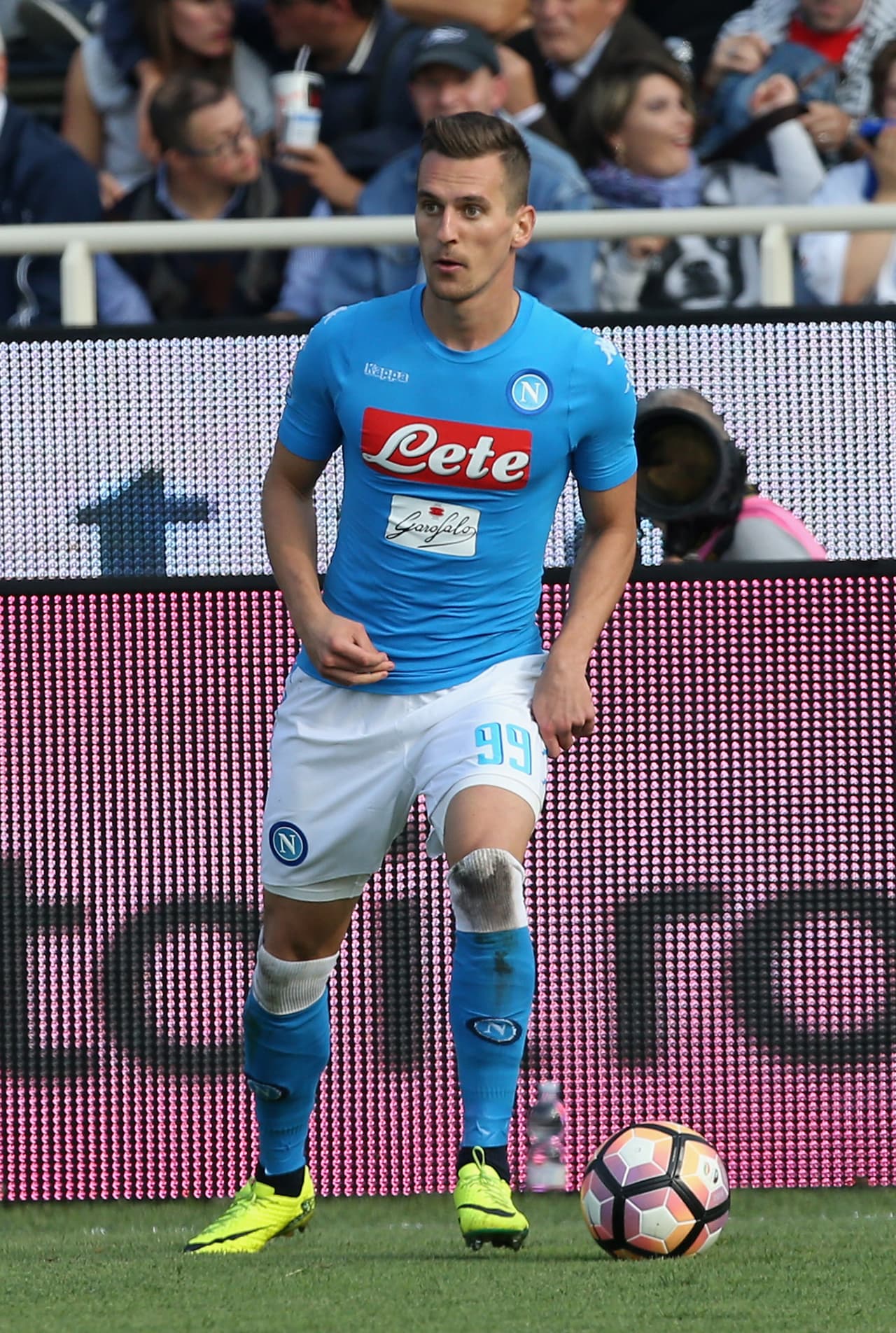 El polaco Milik comenzó anotando con el Napoli y justificando los 35 millones de dólares pagados al Ajax. Pero se rompió el ligamento de la rodilla y su registro quedó en siete goles en Serie A para un promedio de cinco millones cada gol.