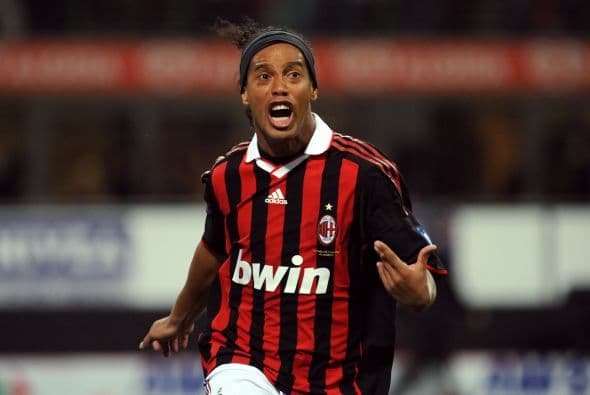 No olvidamos el agridulce paso de Ronaldinho. El jugador del Milan tuvo un repunte en su nivel, incluso volvió a la selección brasileña en la parte final del año, pero cuando parecía que su carrera iba a más retomó sus hábitos de fiestas nocturnas.