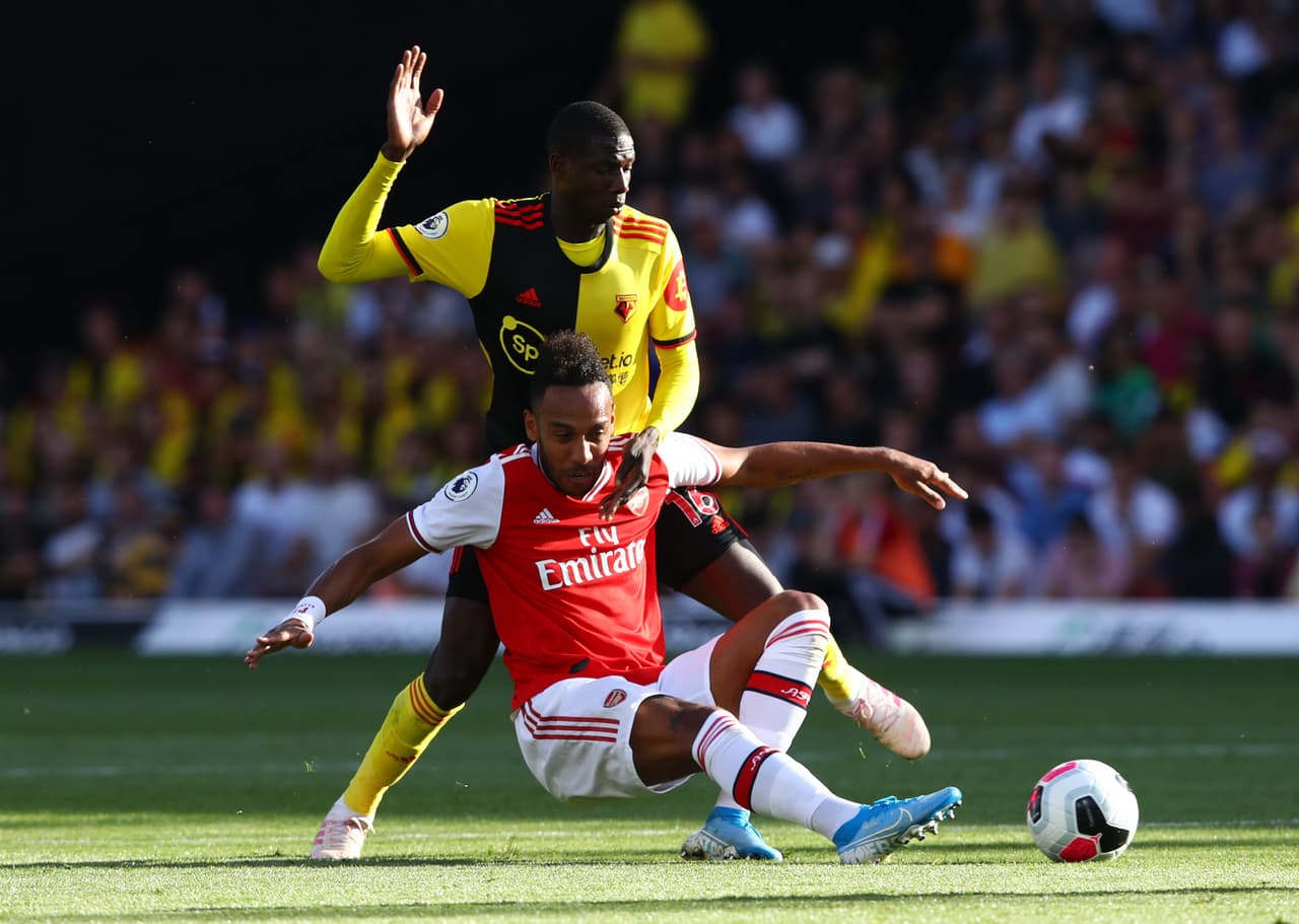 Duelo de poder entre Pierre-Emerick Aubameyang y Abdoulaye Doucoure.