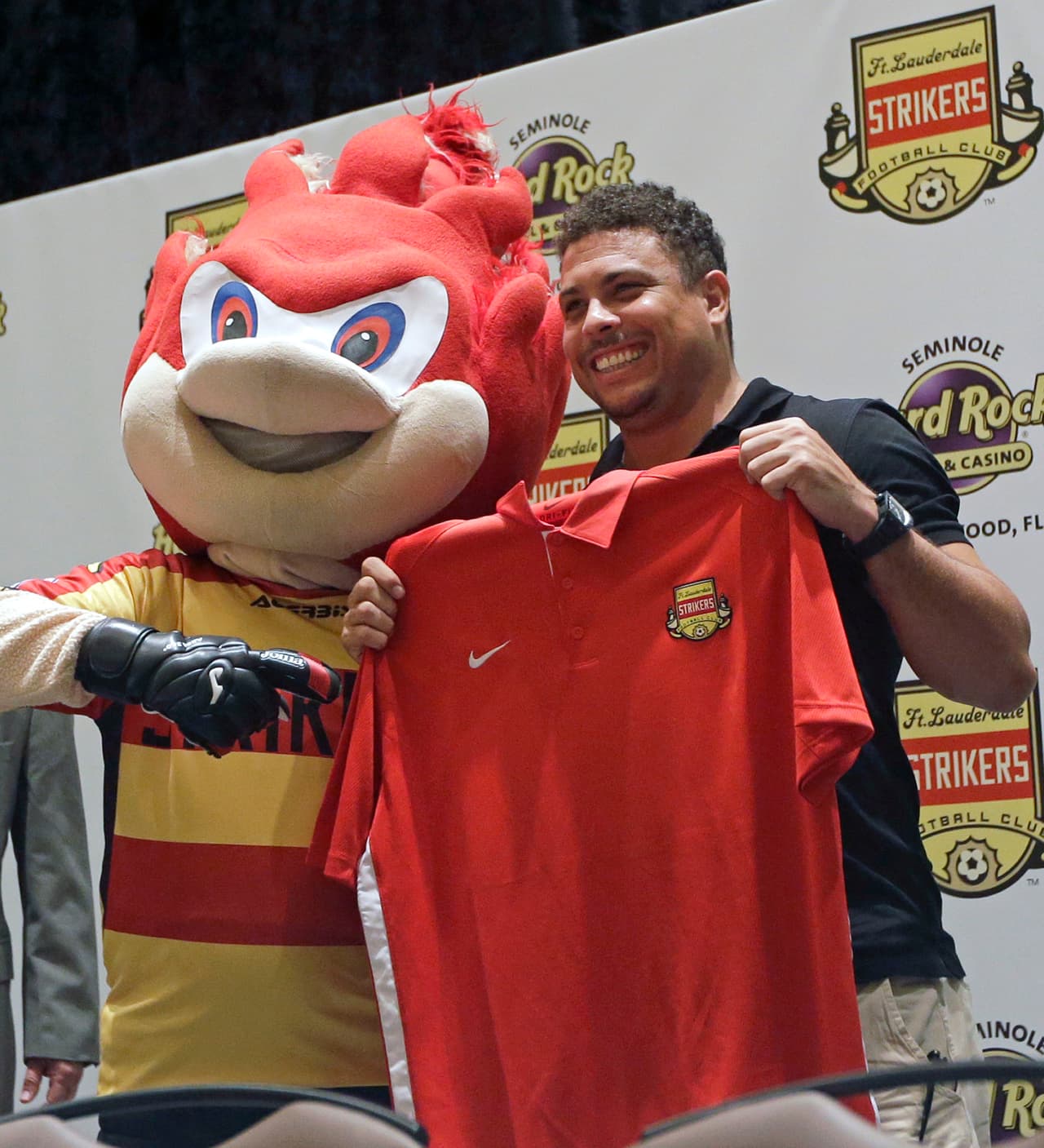 En cuanto a equipos, su única inversión ha sido comprar un porcentaje del Fort Lauderdale Strikers de, fútbol de los Estados Unidos.