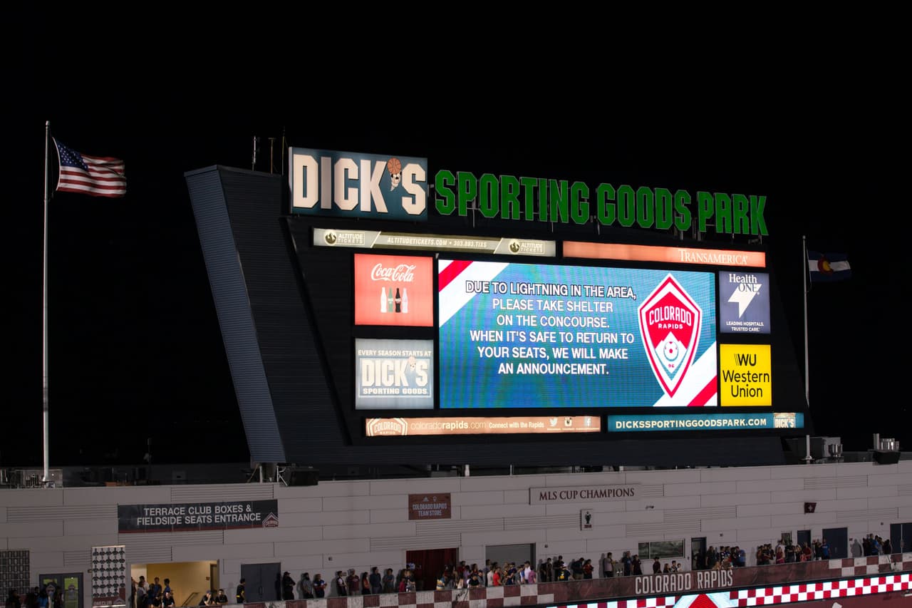 La amenaza de una tormenta eléctrica causó la suspensión del partido por casi una hora.