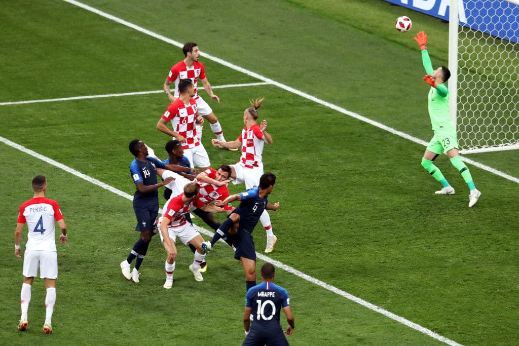 Subasic se estiró tan largo como es su cuerpo pero fue imposible parar el balón, que tuvo rumbo hacia el vertical derecho del arco croata.