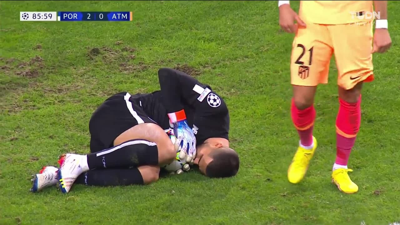 ¡TIRO ATAJADO! disparo por Antoine Griezmann.