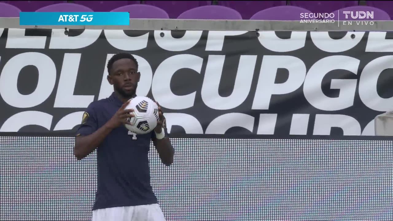 Arranca el partido y la pelota está en juego.