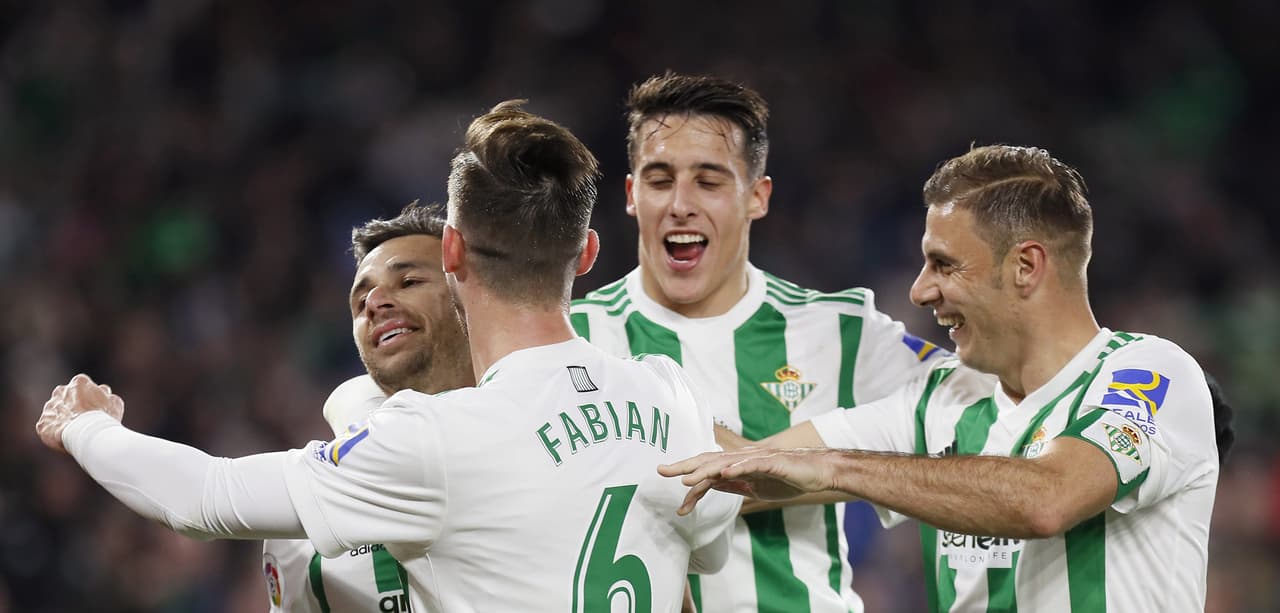 GRAF2787. SEVILLA, 15/01/2018.- El delantero del Real Betis Rubén Castro (i) celebra con sus compañeros su gol, tercero de su equipo ante el Leganés, durante el partido de la decimonovena jornada de Liga en Primera División que se disputa hoy en el estadio Benito Villamarín, en Sevilla. EFE/José Manuel Vidal.