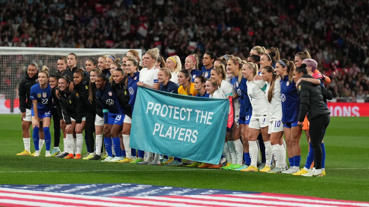 Jugadoras de Inglaterra y Estados Unidos protestan ante los casos de abuso en la NWSL