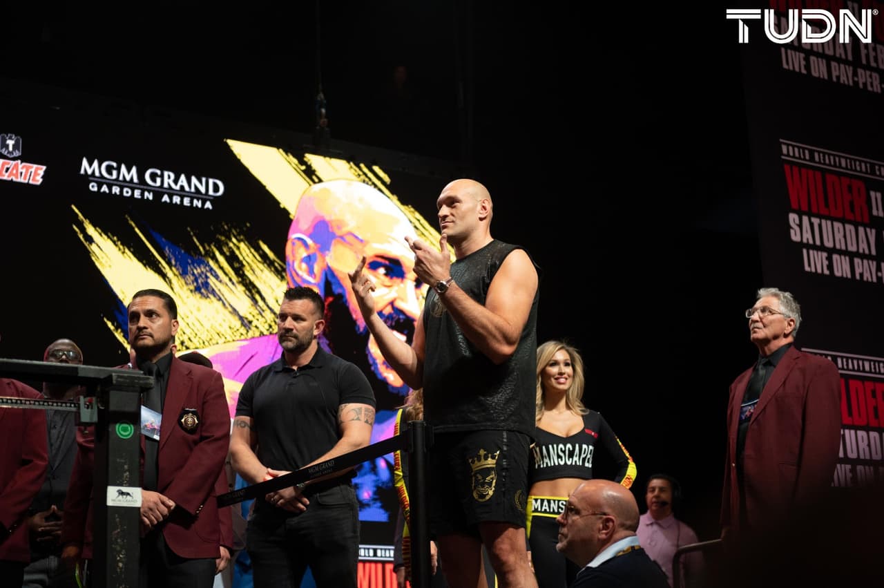 Tyson Fury (273 libras) y Deontay Wilder (231) protagonizaron un pesaje inusual al no poder realizar el tradicional cara a cara.