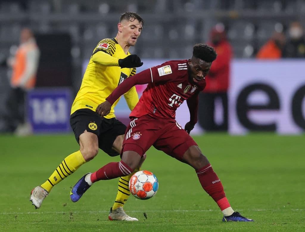 Con doblete de Robert Lewandowski, Bayern se impone 2-3 al Borussia Dortmund de Erling Braut Haaland.