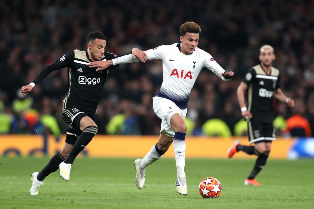 Debido a la escasa dotación de esféricos en el área, Dele Alli se vio obligado a ayudar al Tottenham al salirse del área para ir y buscar la pelota y llevarla a la zona de peligro, algo que no es parte de su juego.