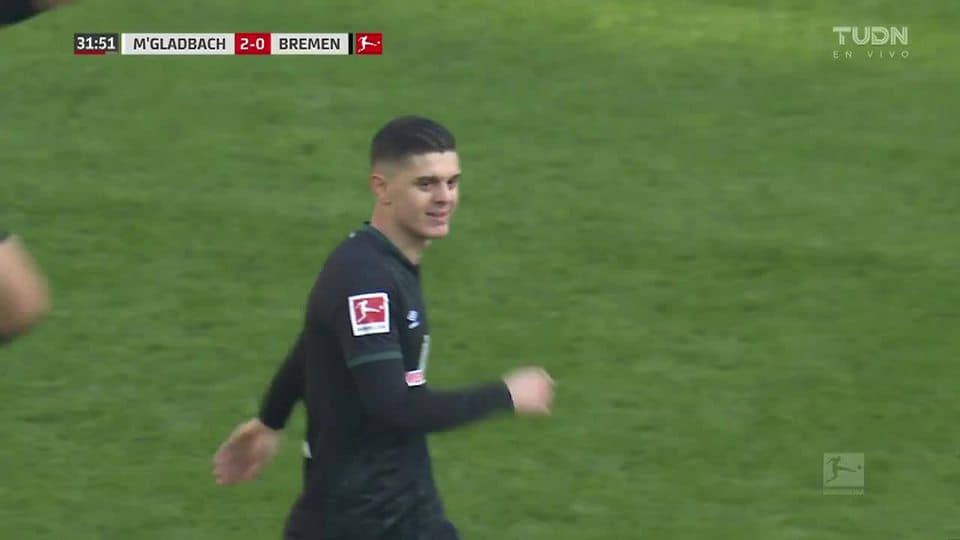 Tiro desviado de Milot Rashica