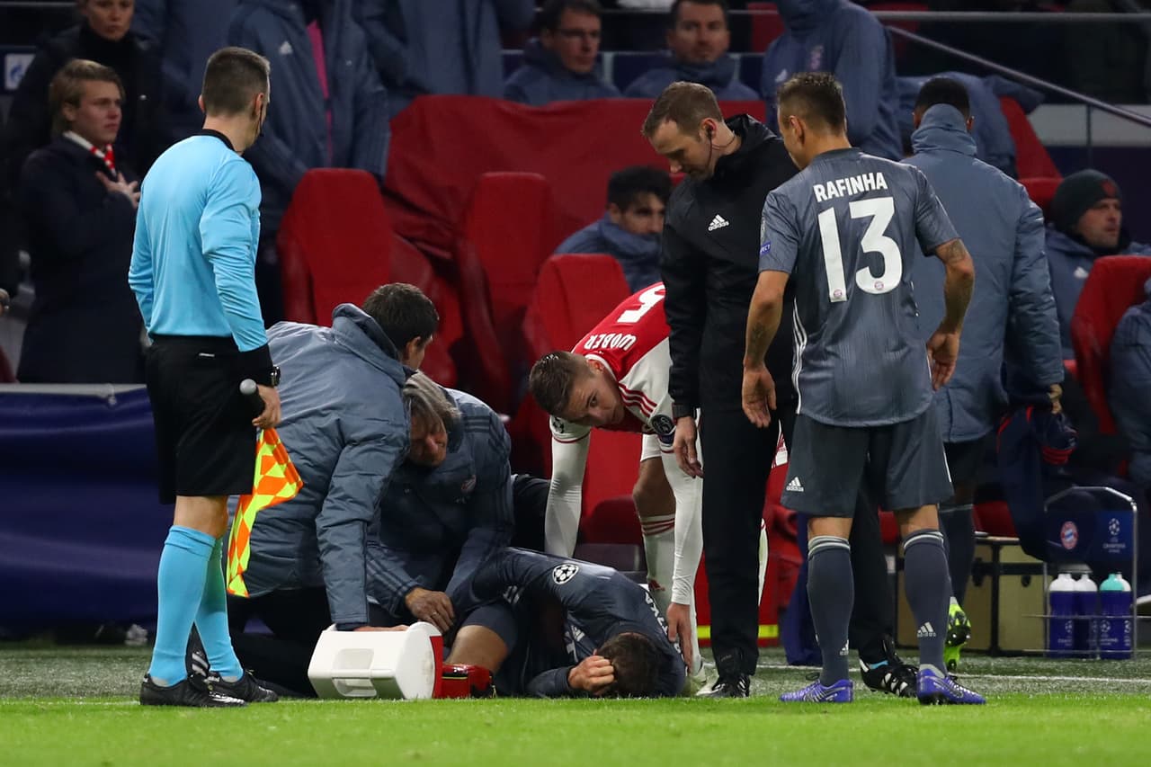 El defensor austriaco fue expulsado con roja directa. El tobillo del mediocampista alemán lo agradeció.