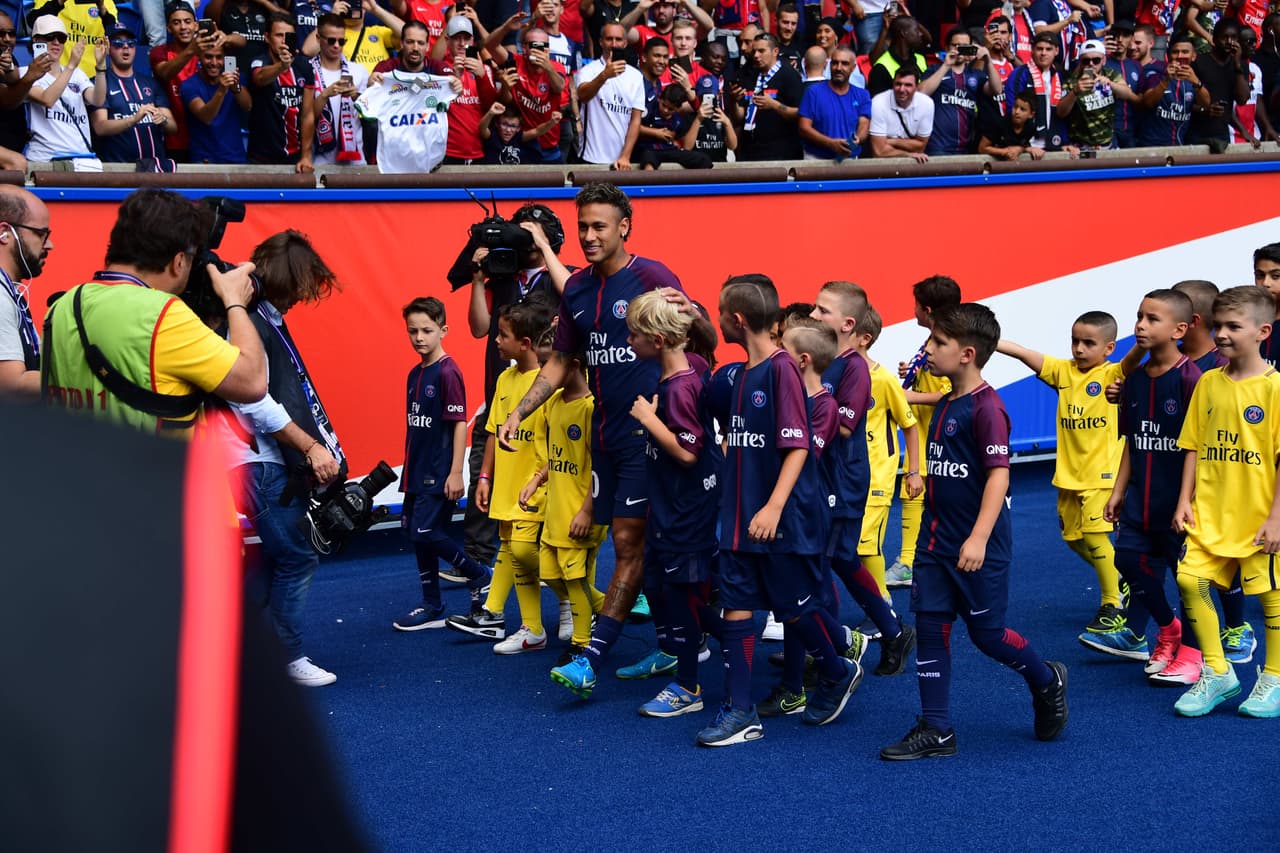 Tras dirigir unas breves palabras a la hinchada, Neymar dio una vuelta al estadio lanzando balones y acompañado por un grupo de niños.