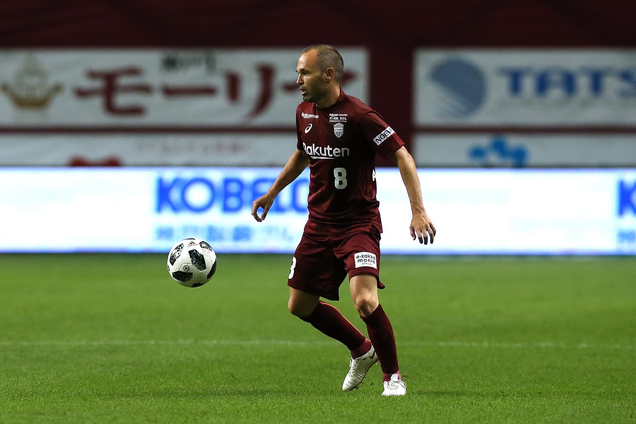 Mediocampista: Andrés Iniesta (del F.C. Barcelona al Vissel Kobe)