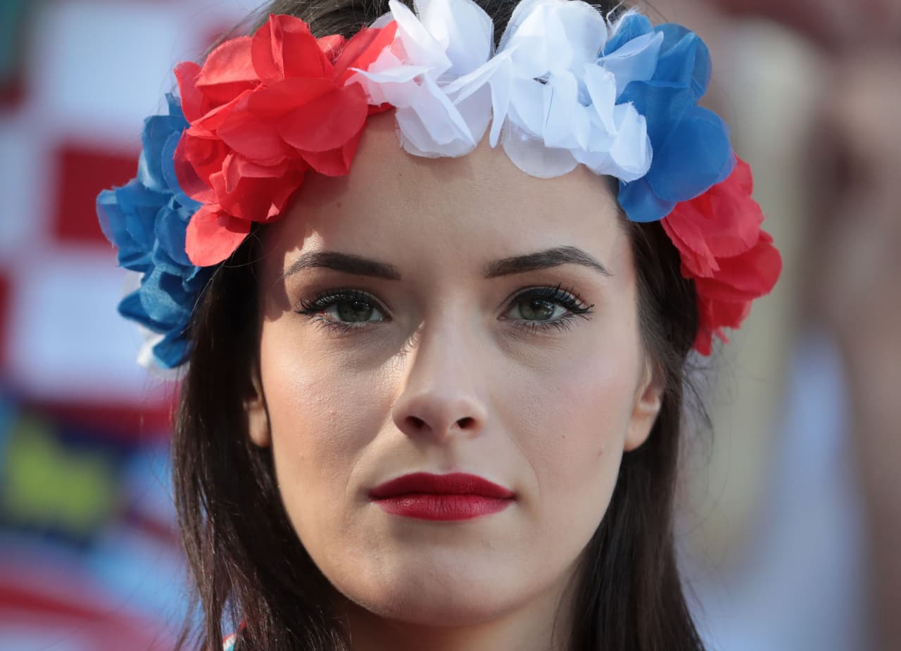 Disfruta de las mejores imágenes de las aficionadas croatas que partido a partido apoyan a su selección.