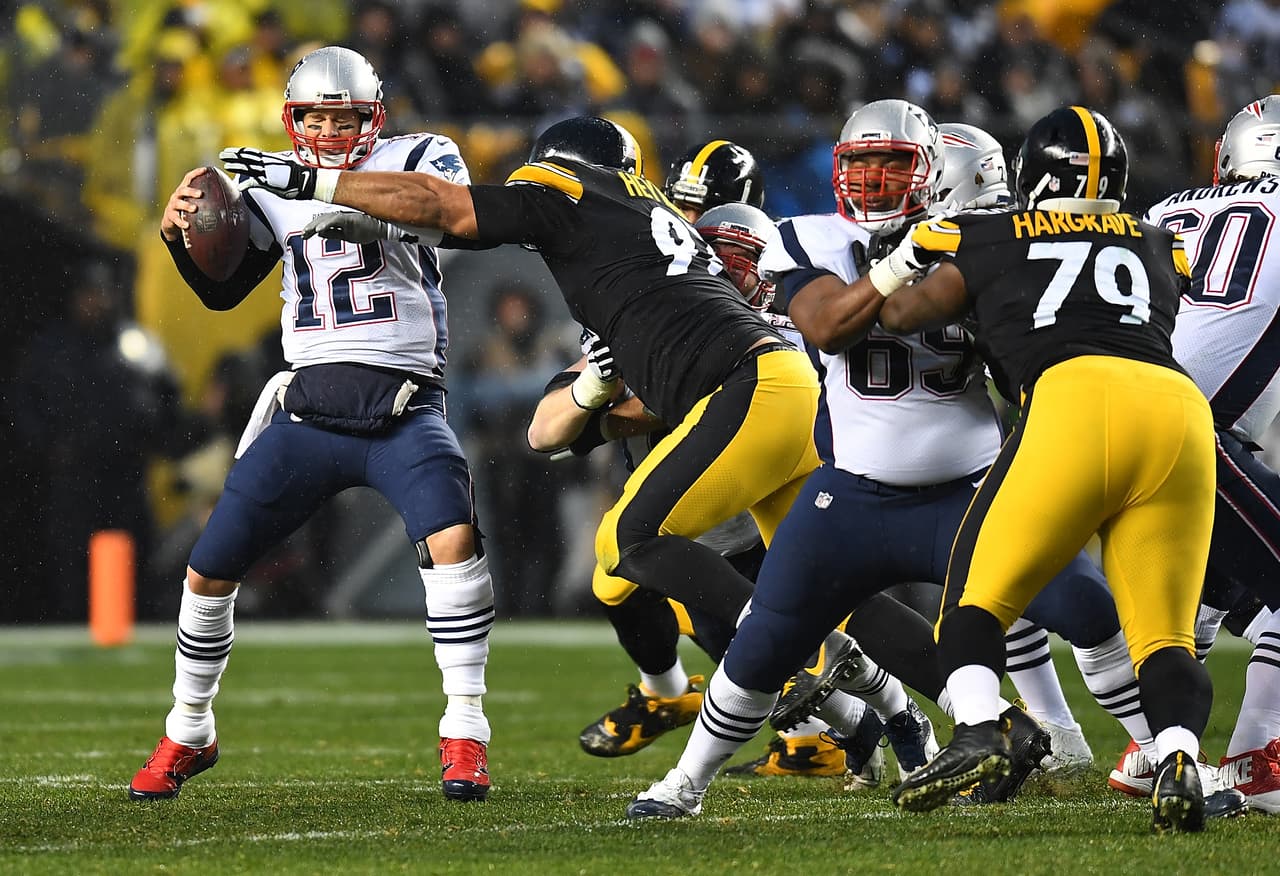 El quarterback visitante, Tom Brady, tuvo momentos de brillo, pero los locales en el Heinz Field supieron controlar al MVP del pasado Super Bowl en muchos momentos.