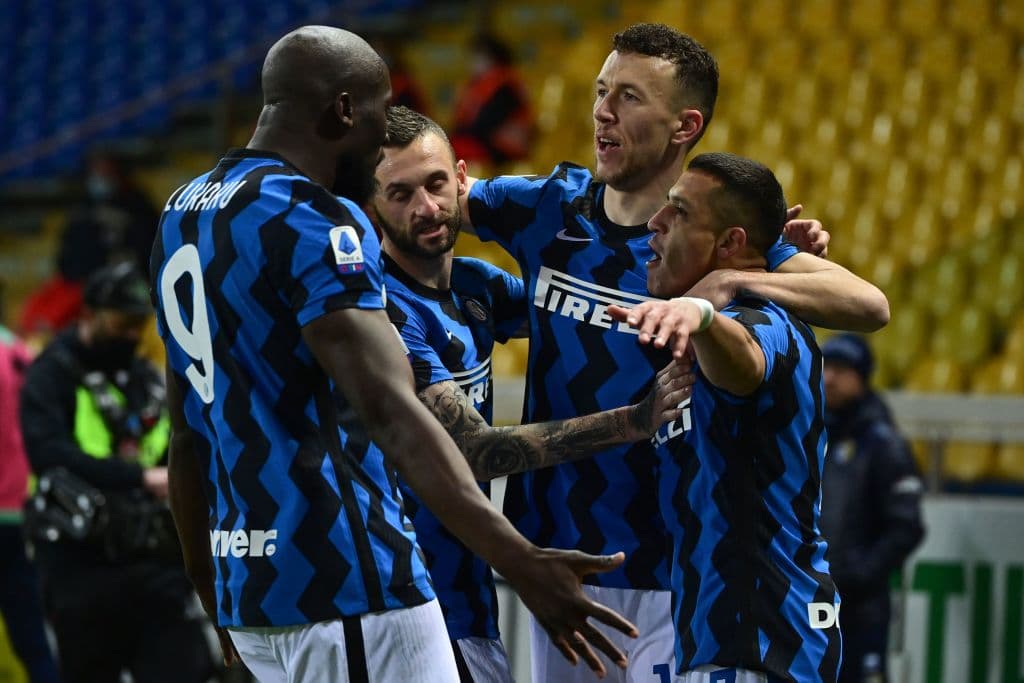 Alexis Sánchez (54’, 62’) marcó doblete para adelantar a los de Conte. A los 71’ descontó Hernani Azevedo. Inter llegó a 59 unidades en la cima de la Serie A, mientras que Parma se quedó con 15 al fondo de la tabla.