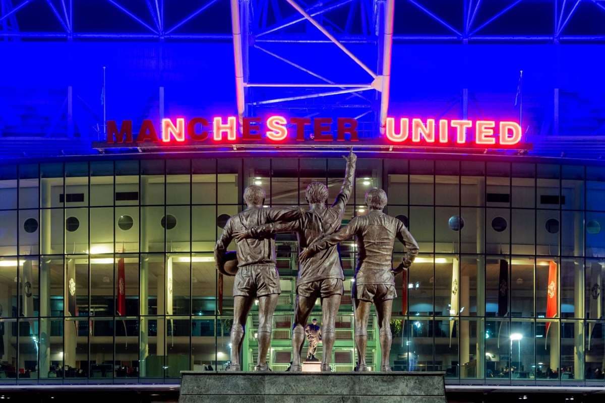 Old Trafford iluminó de azul su estructura e incluso jugó con la ilumniación de las letras para formar la frase 'NHS United' (Sistema Nacional de Salud unido).