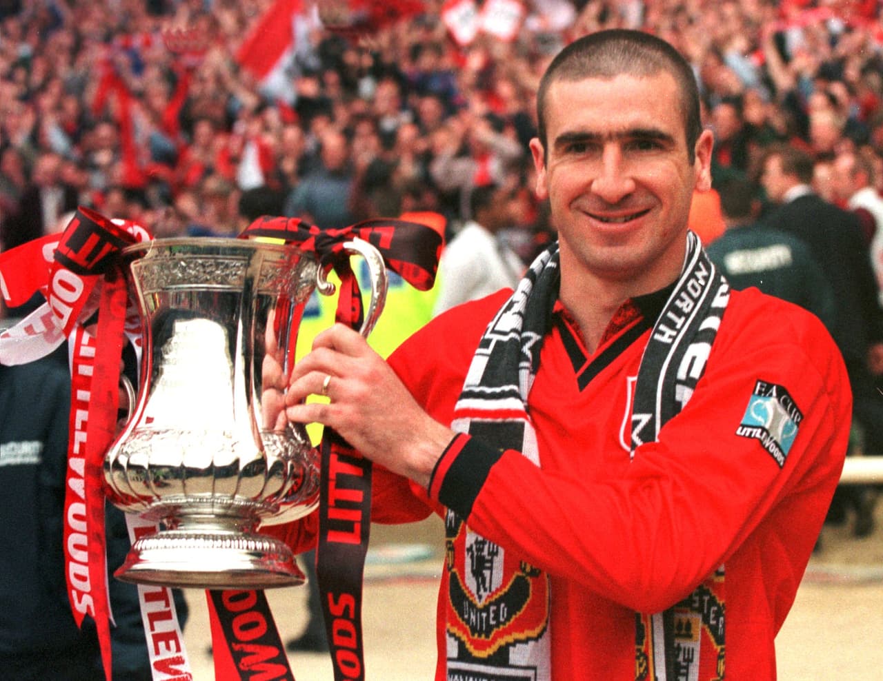 <b>5 – Éric Cantona –</b> El conflictivo delantero francés se convirtió rápidamente en un ídolo del club, y de la mano de Alex Ferguson, logró conquistar cuatro Premier League, dos FA Cup y tres Charity Shields. Además, también consiguió una Liga Inglesa y una Charity Shield en su breve paso por el Leeds United.