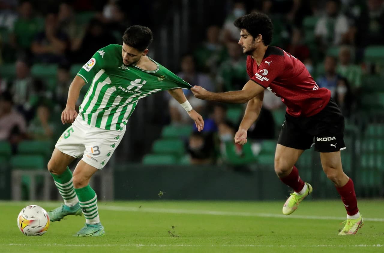 Real Betis golea al Valencia 4-1 durante la Jornada 11 en La Liga. Borja Iglesias, con doblete, ya ponía encima a los béticos en el marcador, pero Gabriel Paulista ya anotaba uno a favor de los Chés y, al final, German Pezzella y Juanmi Jiménez se encargaron de alargar la diferencia y quedarse con la victoria. Guardado ingresó al 63'.