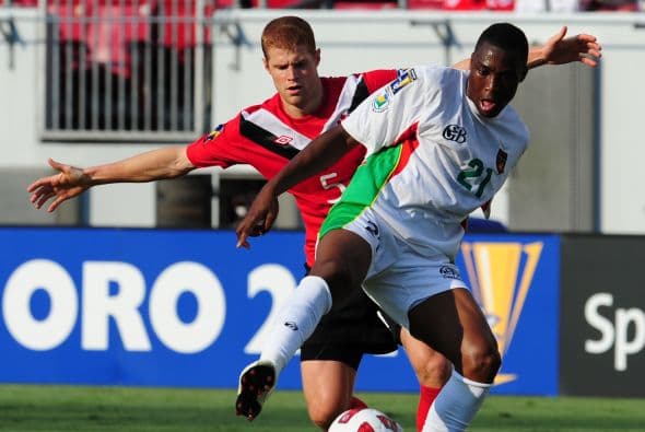 Canadá tenía el balón y paulatinamente generó jugadas de peligro.