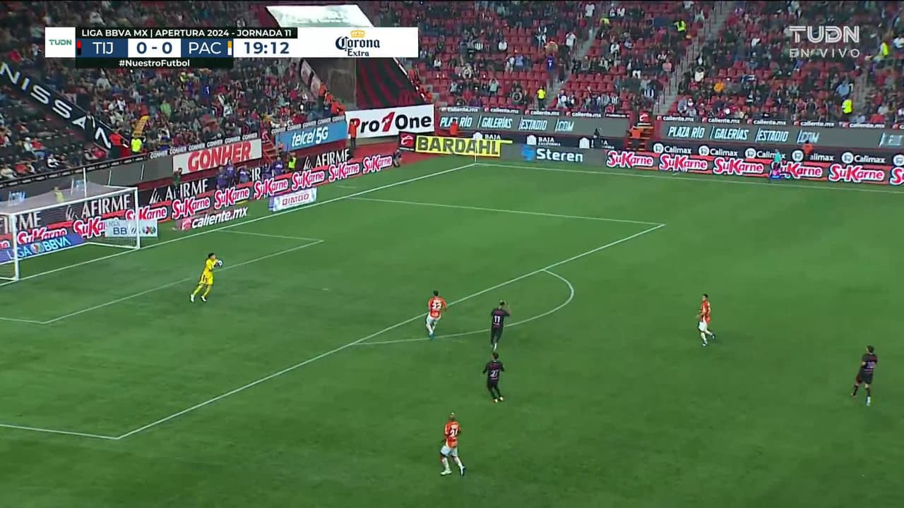 ¡TIRO ATAJADO! disparo por Efraín Álvarez.