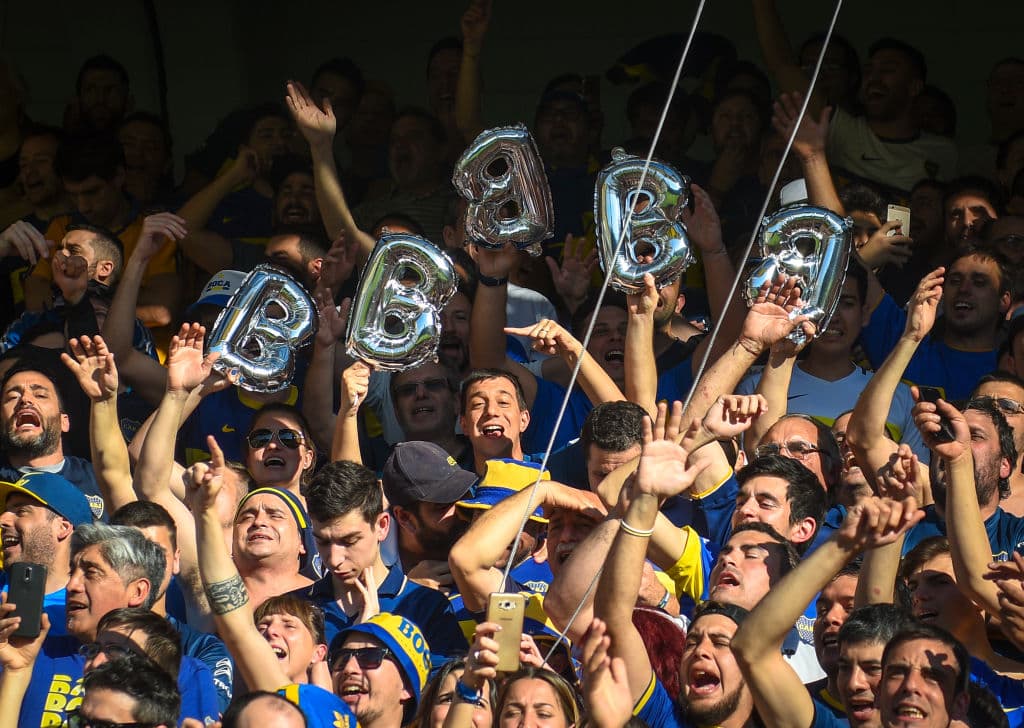 Hasta con bombas los fanáticos arman su fiesta, con la B del descenso de River.