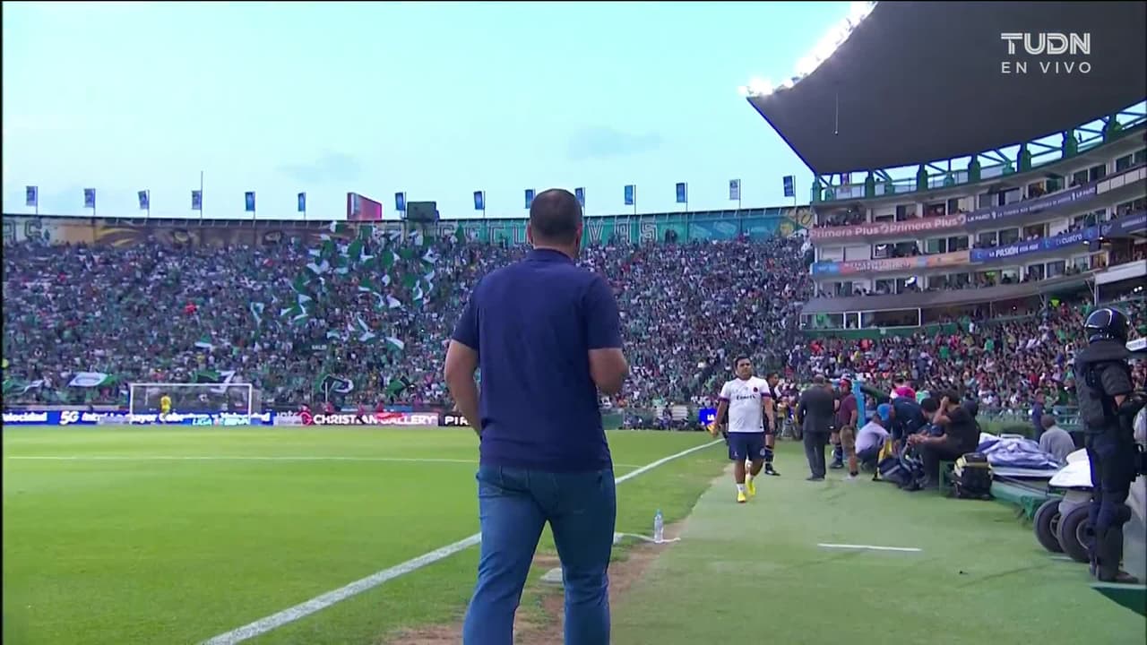 Arranca el partido y la pelota está en juego.