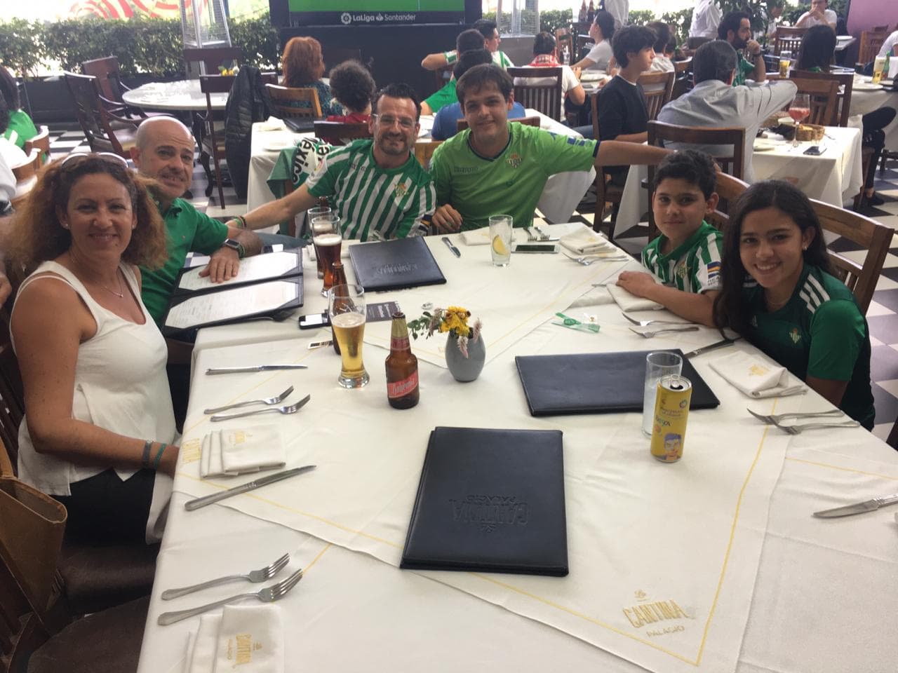 Gran ambiente en la Ciudad de México para vivir 'El gran Derbi' entre el Betis y el Sevilla.