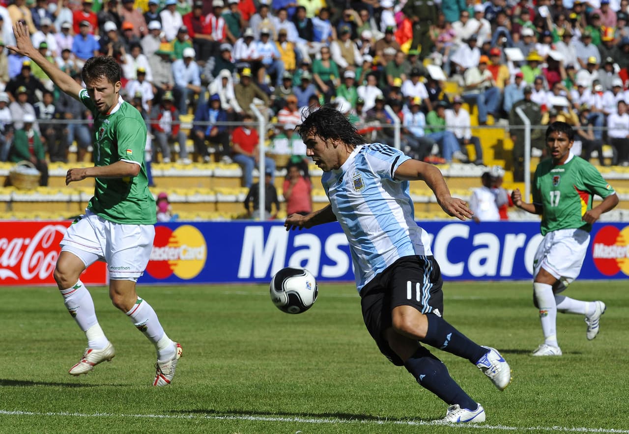 Aunque no fueron responsables de los goles en contra, Tevez y Messi sí se quedaron sin pulmones y piernas para buscar anotarle a Bolivia.