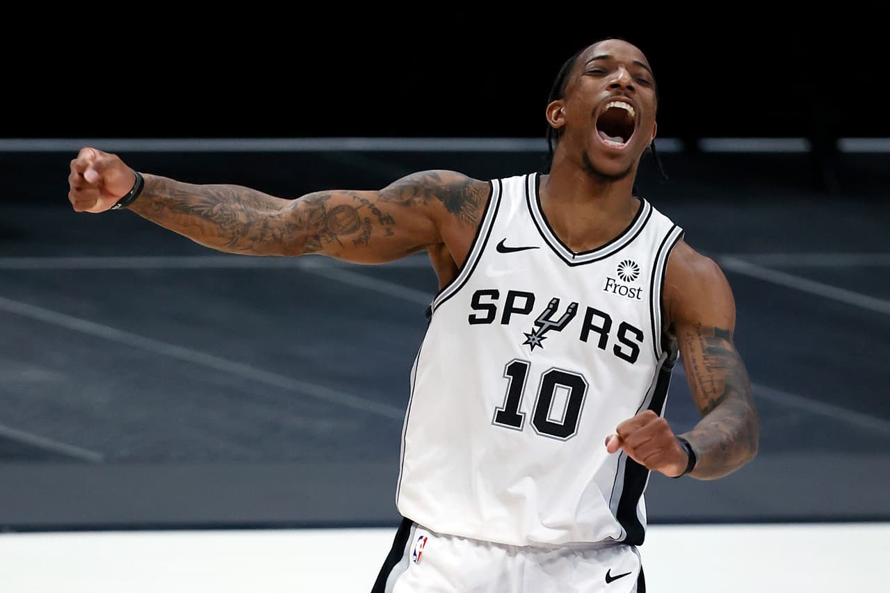 San Antonio se lleva duelo texano ante los Mavericks