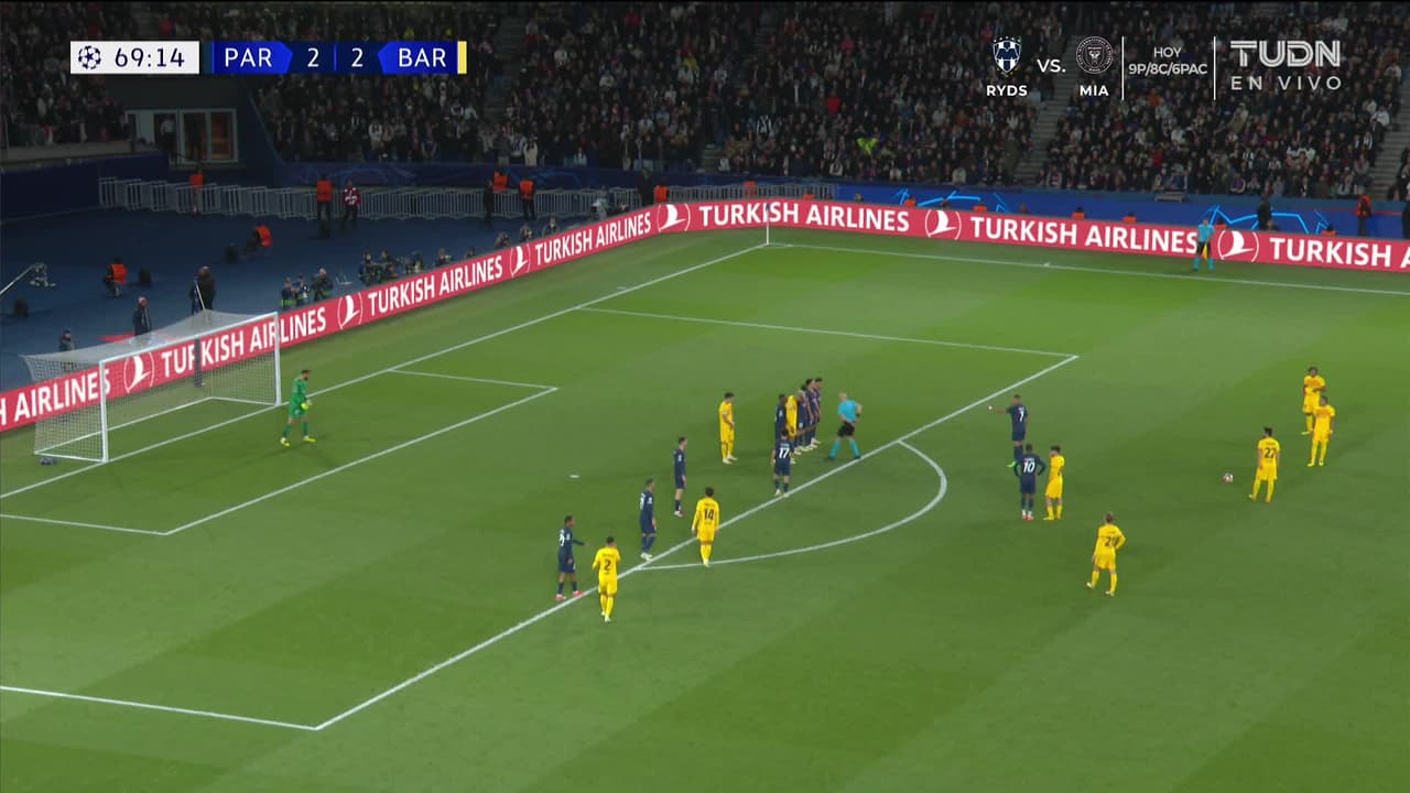 ¡TIRO ATAJADO! disparo por Raphinha.