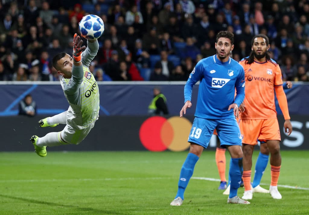 La respuesta de los de casa no se hizo esperar. Aquí un tiro de larga distancia que exigió, pero sacó lo mejor, de Anthony Lopes, quien bajaba la cortina.