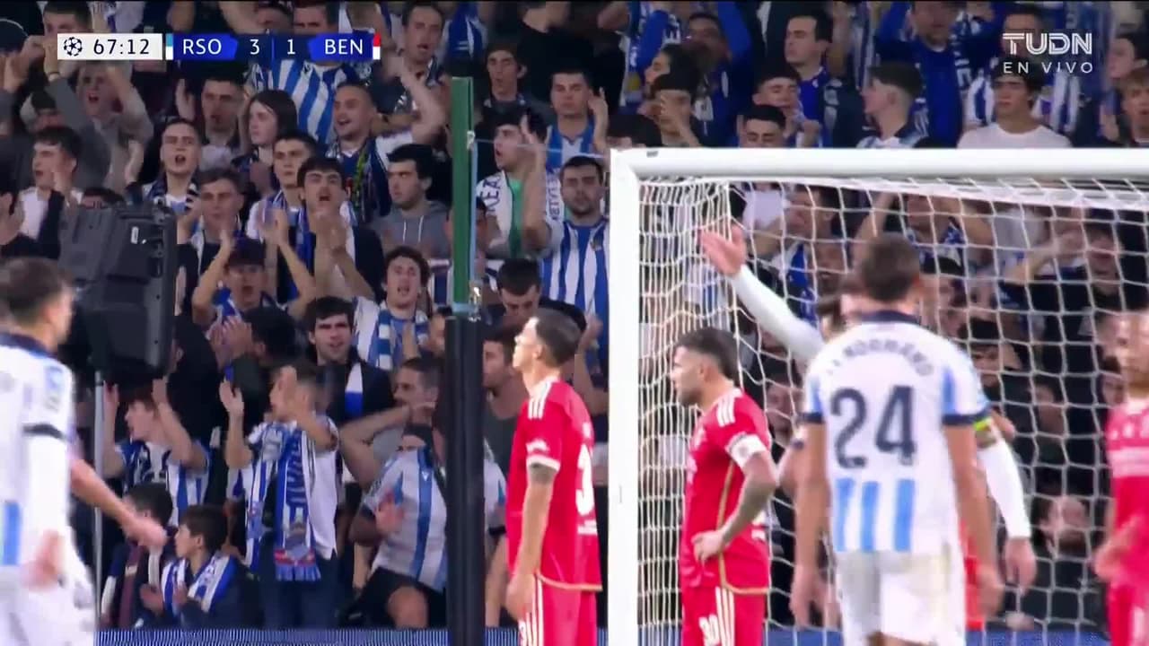 ¡TIRO ATAJADO! disparo por Mikel Merino.