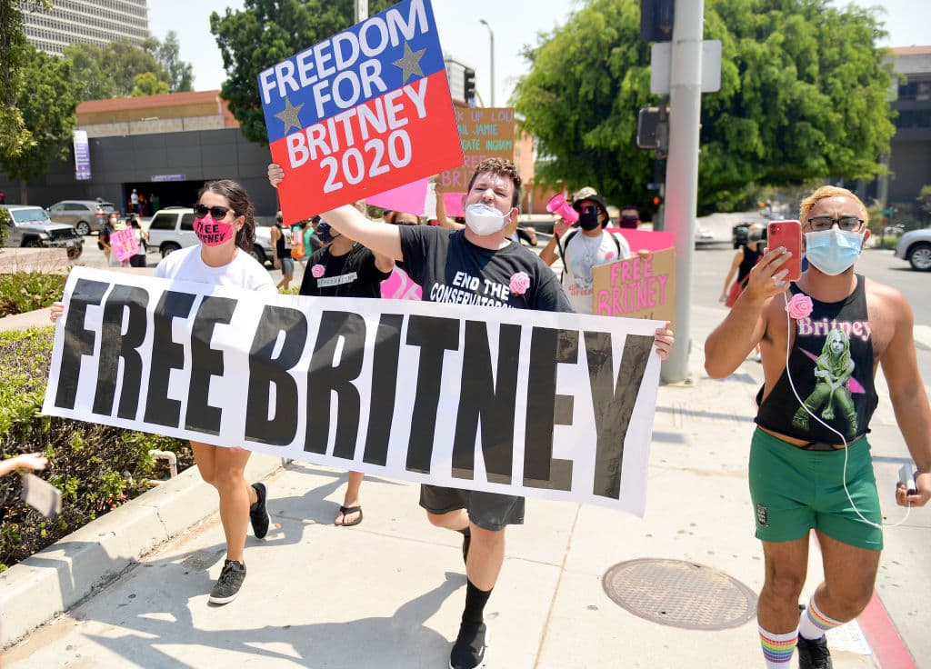 Fans se manifestaron a favor de Britney fuera de la corte con pancartas pidiendo la liberación de la ‘Princesa del Pop’.