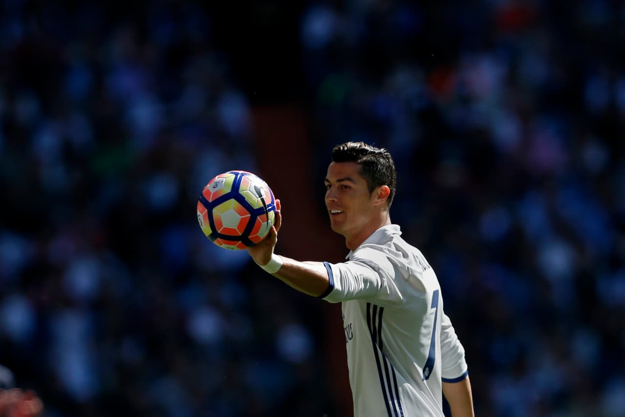 Adelante, como no podía ser de otra manera, estaría el crack portugués Cristiano Ronaldo. Su doblete en Múnich, así como todas las gestas que ha logrado con la camiseta del Madrid, son suficientes para suponer que le hará daño a la defensa alemana.