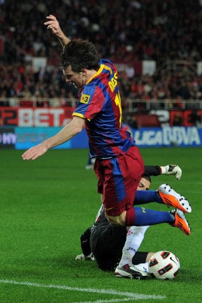 Además, Lionel Messi sufrió una preocupante caída en el área rival.