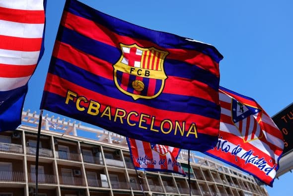 La fiesta comenzaría en las gradas y a las afueras del Vicente Calderón tras el triunfo con banderas, playeras y cánticos.