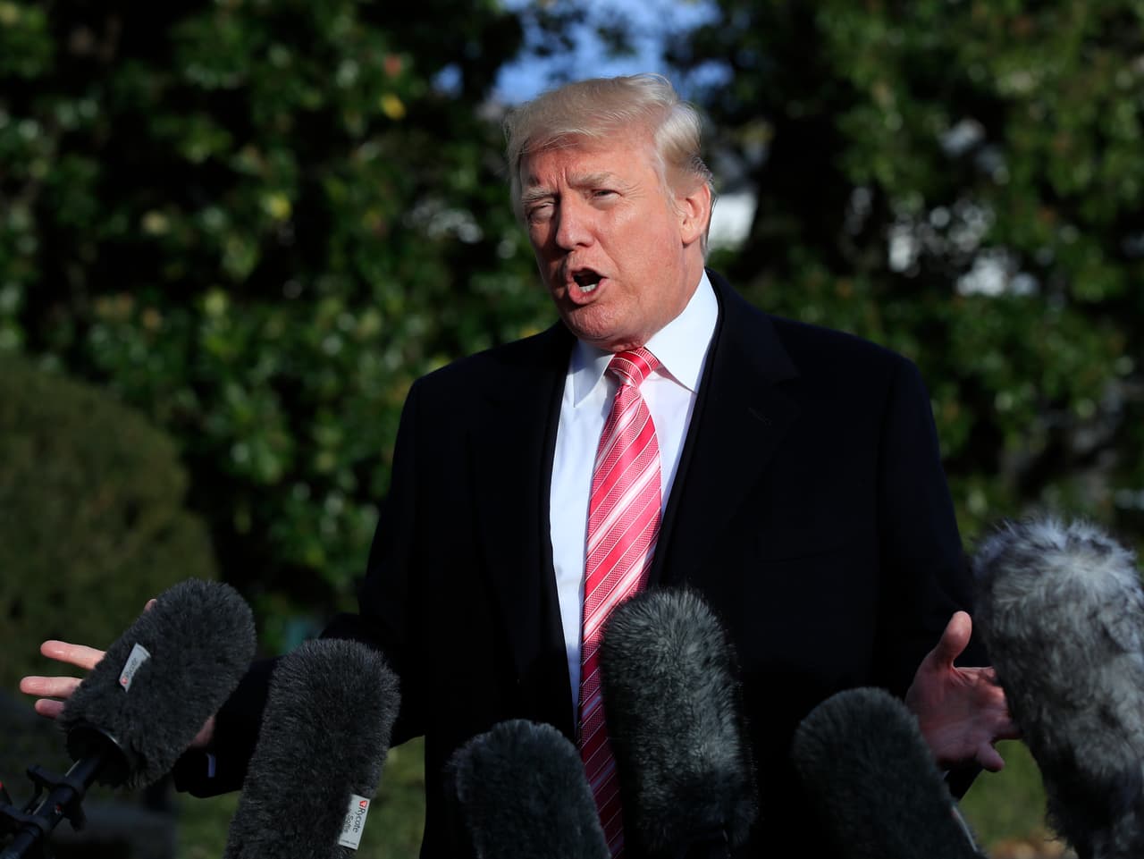 El presidente Donald Trump habla ante los medios de comunicación en la Casa Blanca el martes 21 de noviembre de 2017 en Washington. Trump volvió a defender el domingo al candidato senatorial republicano Trump Moore, en medio de acusaciones de abuso sexual contra éste. (AP Foto/Manuel Balce Ceneta)