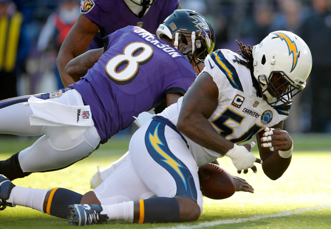 Melvin Ingram (54) registró 7 tacleadas solitarias, dos capturas y forzó un balón suelto y recuperó otro. Desde 1999 ningún jugador ha tenidos estos números defensivos en un partido de Playoff.