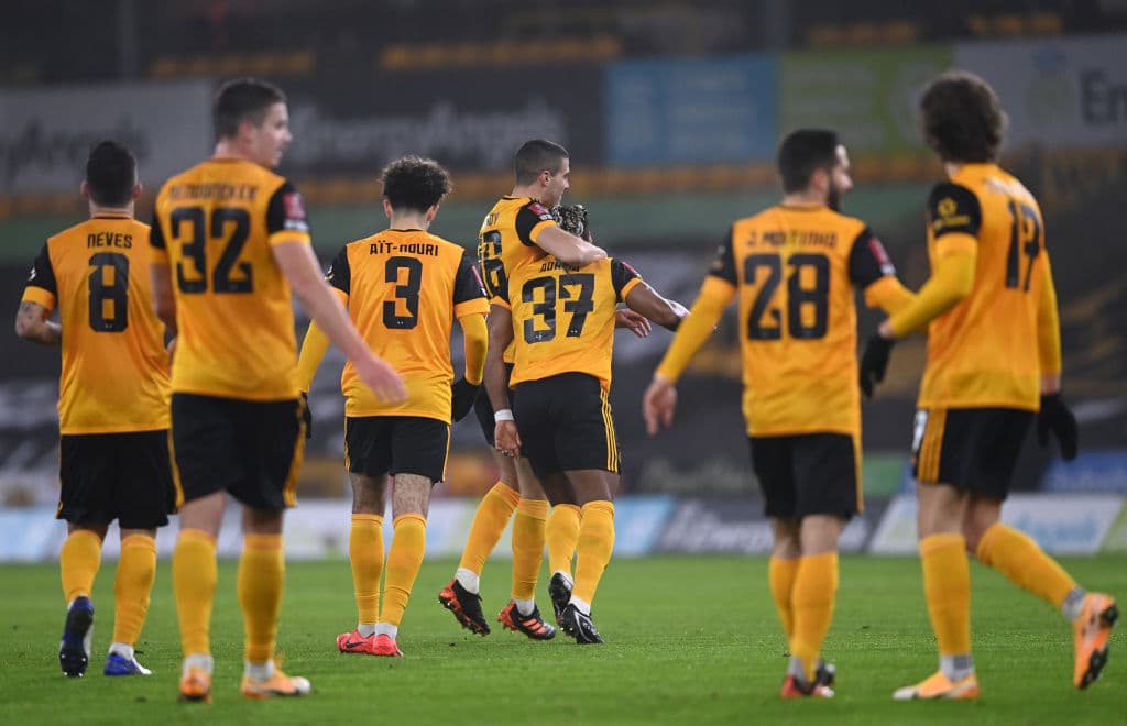 Adama Traoré (35’) hizo el solitario gol para clasificar al conjunto de Raúl Alonso Jiménez a la siguiente ronda de la competición inglesa.