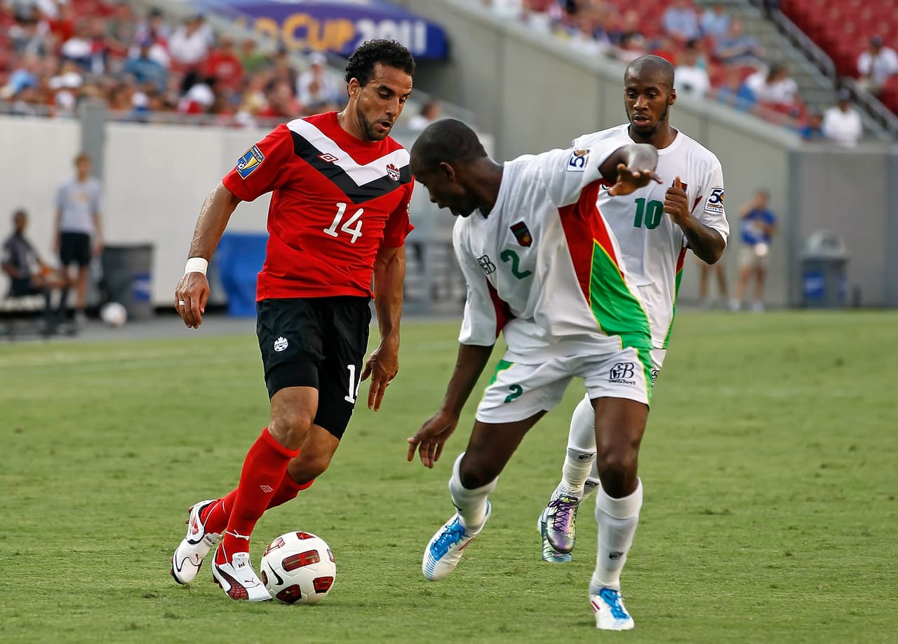 Mismo número que su compatriota Dwayne de Rosario, símbolo del mítico Houston Dynamo de la Major League Soccer.
