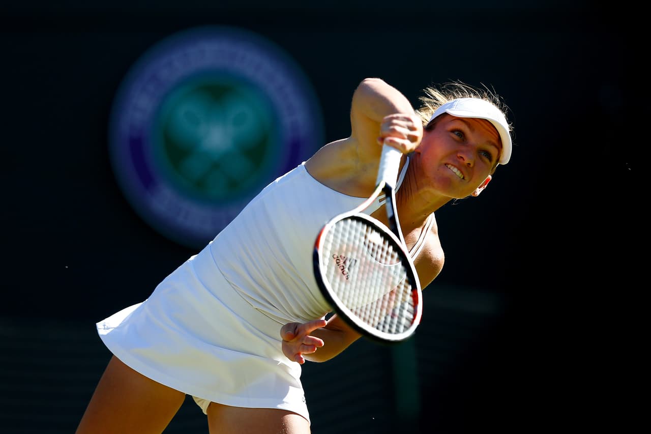 La número tres Simona Halep quedó la cabeza de serie más prominente en ser eliminada, al perder 5-7, 6-4, 6-3 ante Jana Cepelova, una eslovaca que aparece en el puesto 106 del ranking. La rumana Halep, quien también alcanzó la final de Roland Garros el año pasado, recibió tratamiento por ampollas en el pie izquierdo al final del primer set.