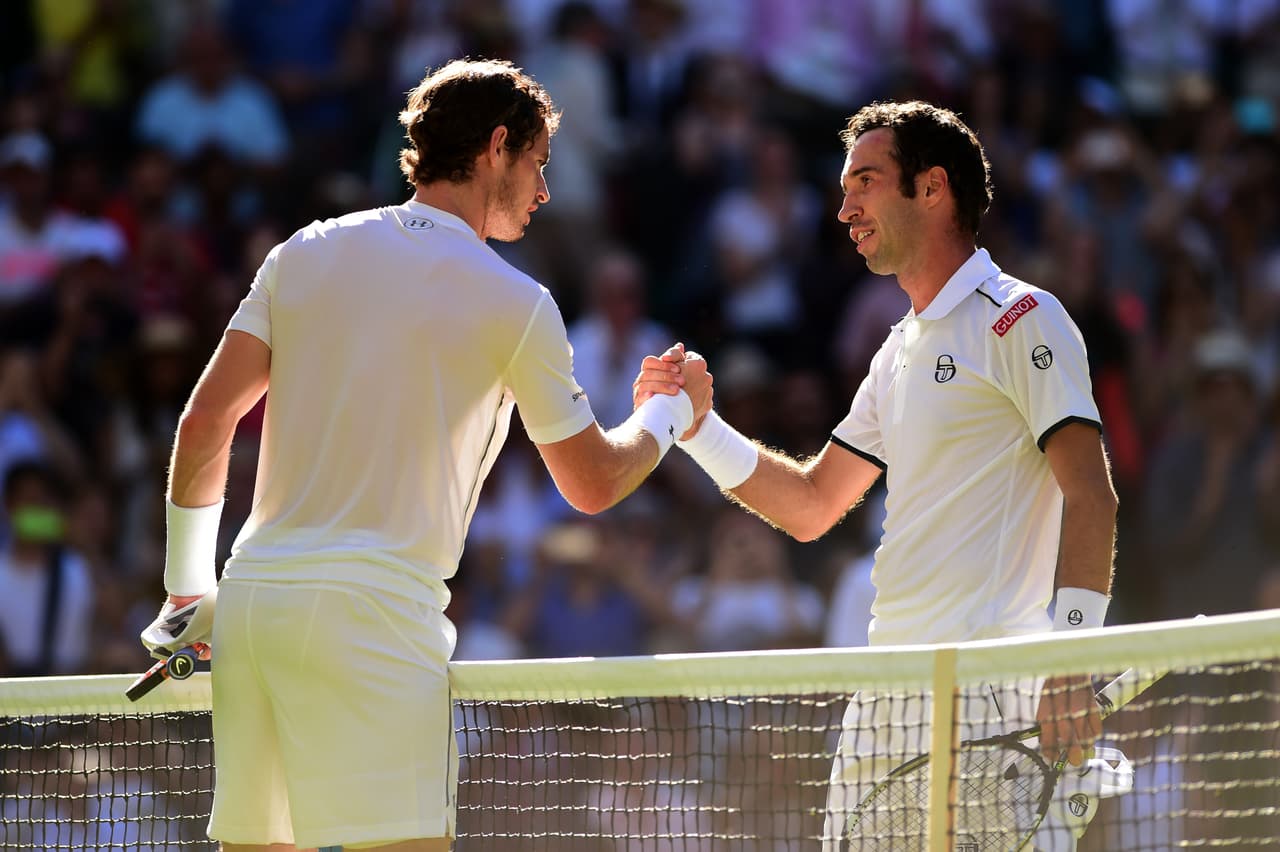 Kukushkin estuvo a dos puntos de nivelar el partido, cuando fue sacar para llevarse el segundo set con la cuenta 6-5, 30-0. Murray ganó siete puntos seguidos para quebrarle el saque y adelantarse 3-0 en el desempate. El ídolo local acabó con 14 aces.