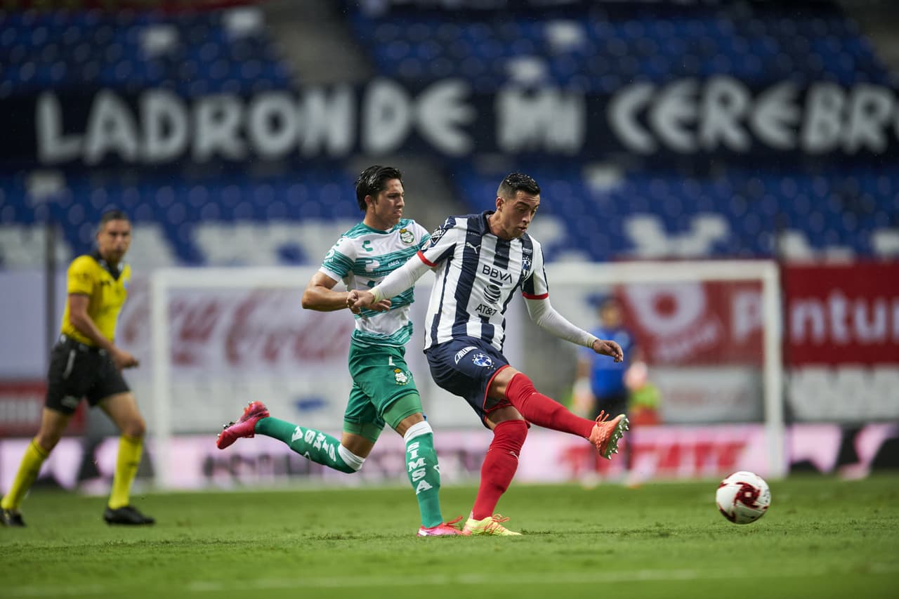 La primera mitad fue un partido de ida y vuelta, aunque Monterrey no conseguía romper el cero en su marcador.
