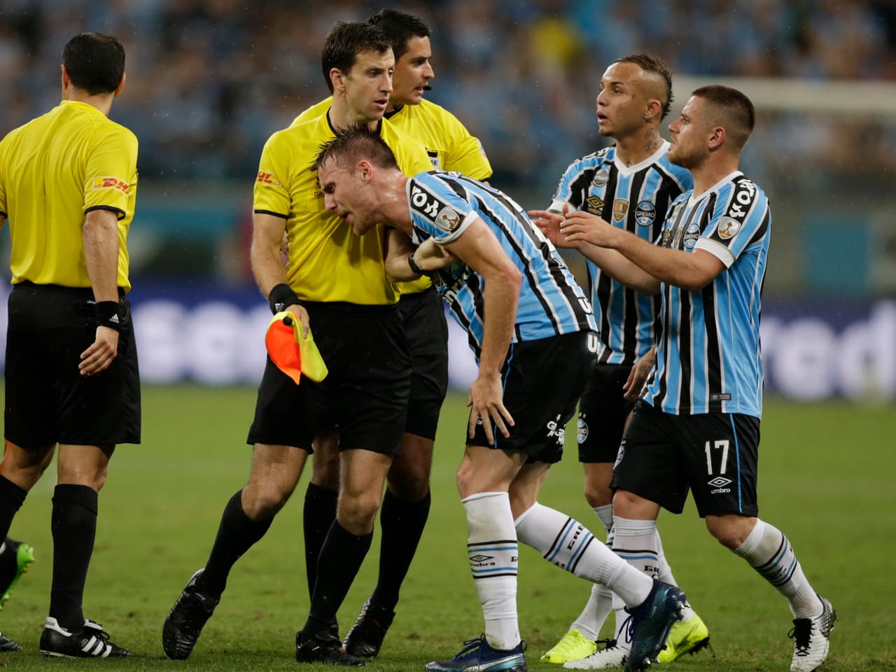 Y así fue, hubo una mano en el área, de un jugador amonestado, que era Bressan, quien lloraba a un árbitro porque lo habían echado y se decretó penalti, pues la infracción fue en el área.